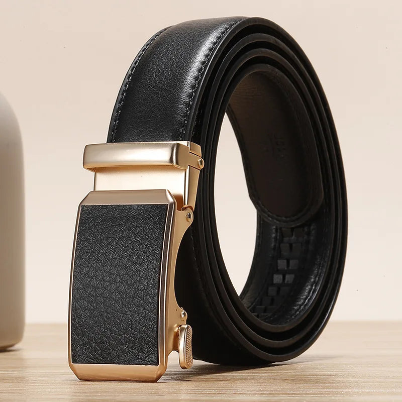 Goudkleurige gesp als eyecatcher bij deze riem