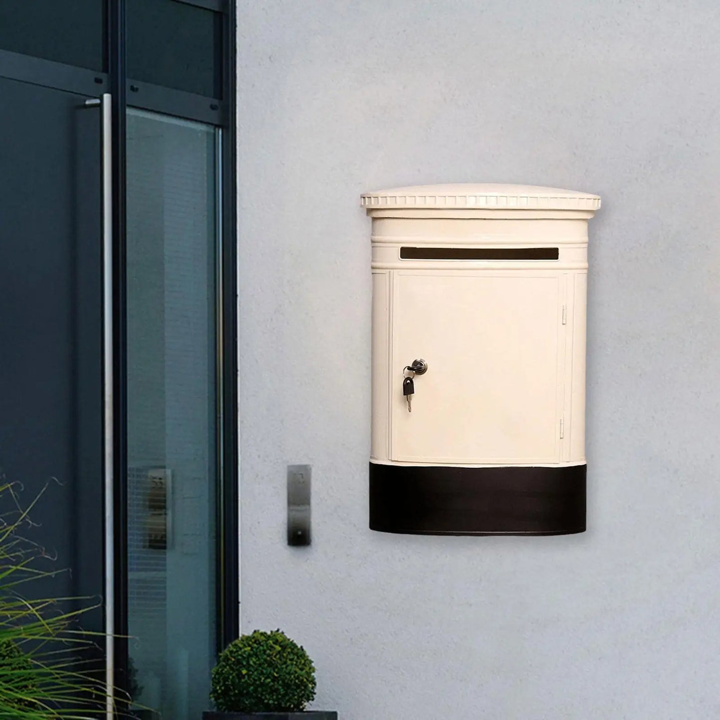 Zwarte brievenbus in strak design