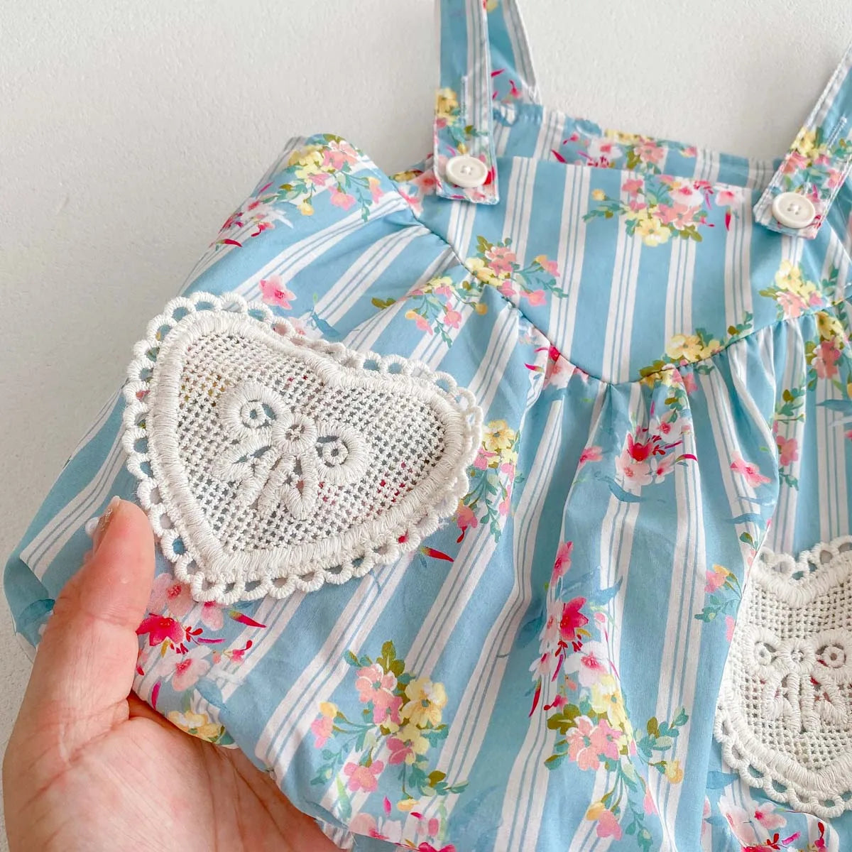 Schattige babykleertjes met schattige details
