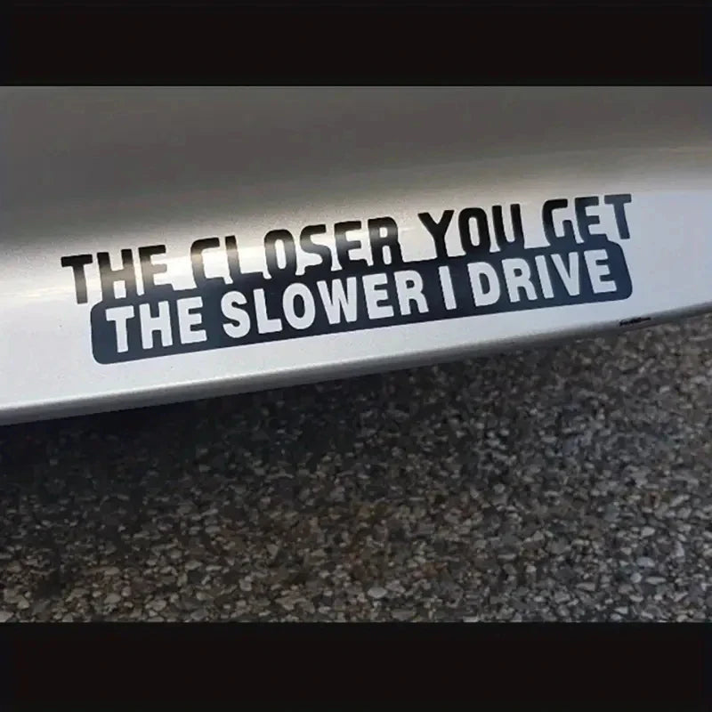 Auto stickers - Grappige tekst 'The Closer You Get The Slower I Drive' voor humor op de weg