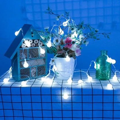 Licht slinger met witte bolletjes – Tijdloos en fris