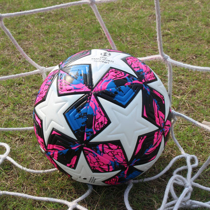 Straatvoetbal met weerbestendige eigenschappen