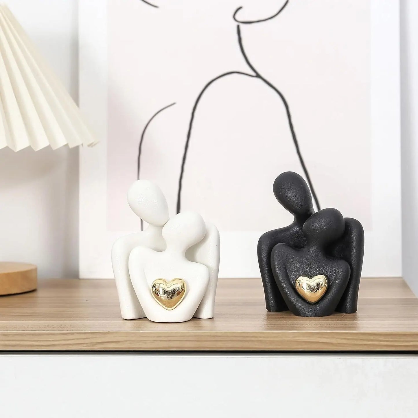 Decoratie woonkamer accessoires - Zwarte en witte sculpturen met gouden hart voor romantische sfeer
