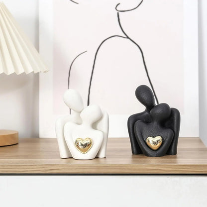 Decoratie woonkamer accessoires - Zwarte en witte sculpturen met gouden hart voor romantische sfeer