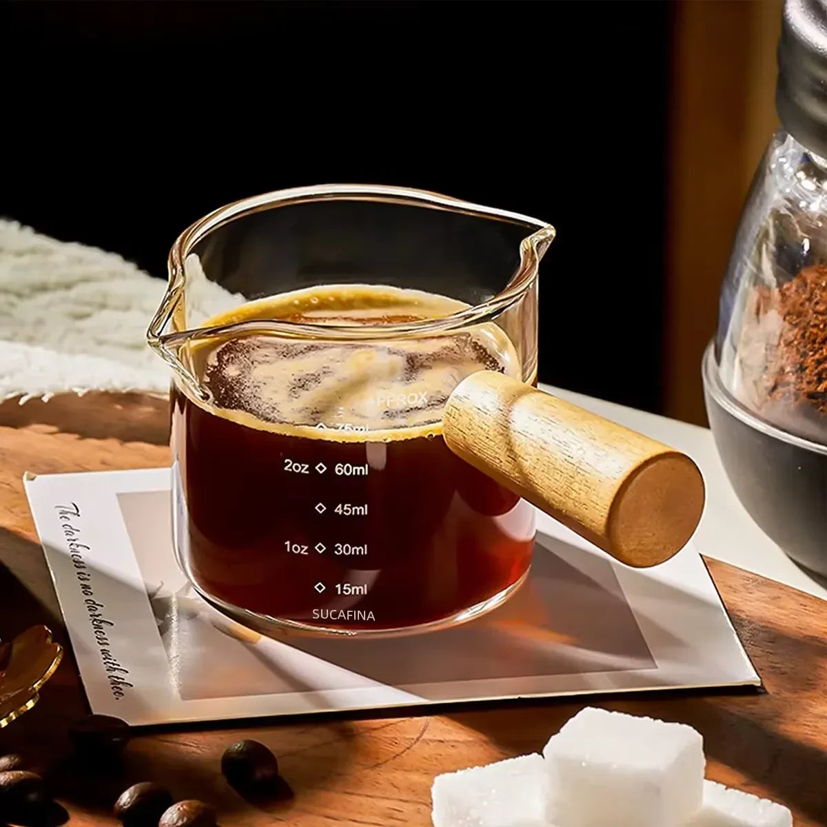 Houten lepel en koffieschep in rustieke stijl