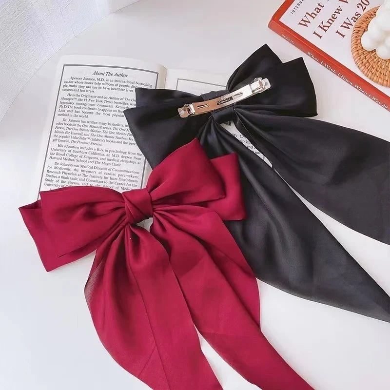 Klassieke haar accessoires in neutrale tinten