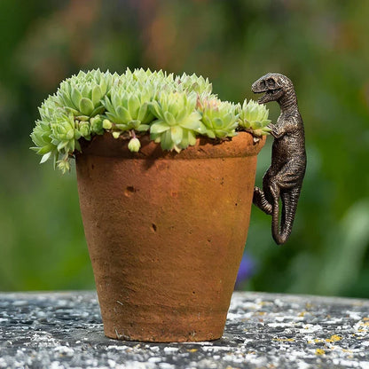 Decoratief insectenhotel als eco tuindecoratie