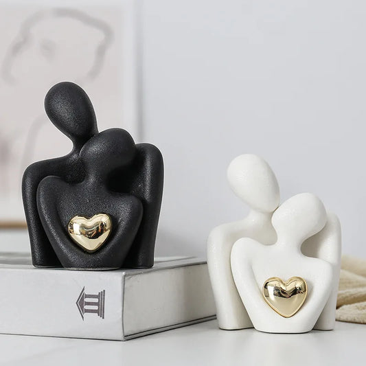 Decoratie woonkamer accessoires - Zwarte en witte sculpturen met gouden hart voor romantische sfeer