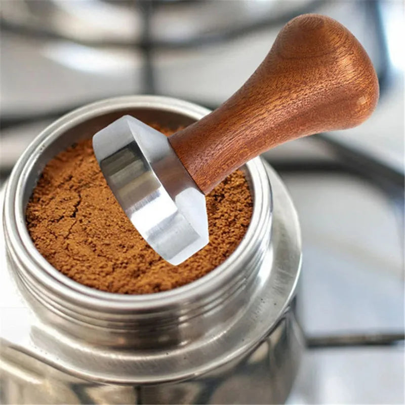 Geurige koffie serveren met stijlvolle waar
