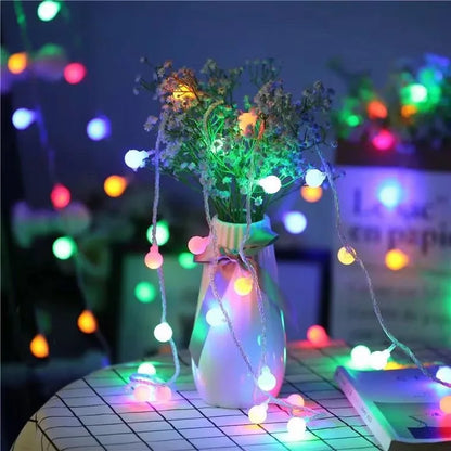 Licht slinger met witte bolletjes – Tijdloos en fris