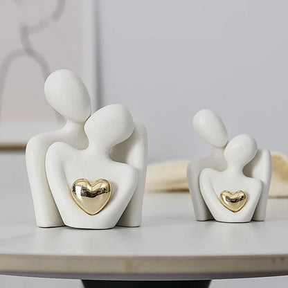 Decoratie woonkamer accessoires - Zwarte en witte sculpturen met gouden hart voor romantische sfeer