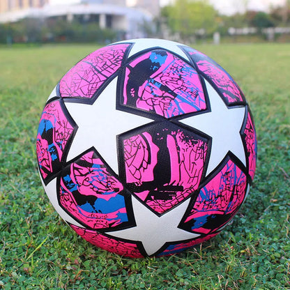 Voetbal met opvallend design voor zichtbaarheid