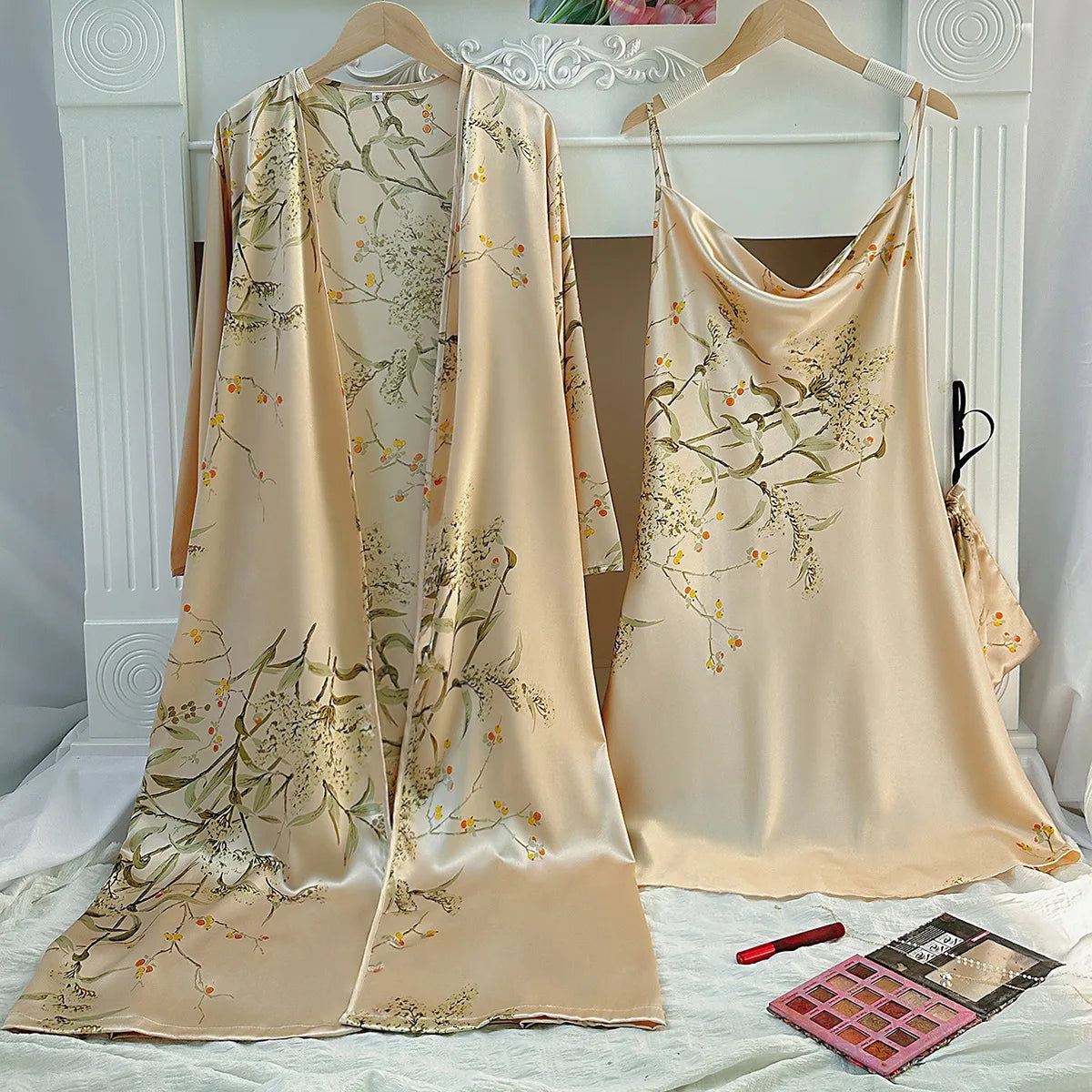 Hunkemöller satijnen ochtendjas kantdetails – Chic en romantisch