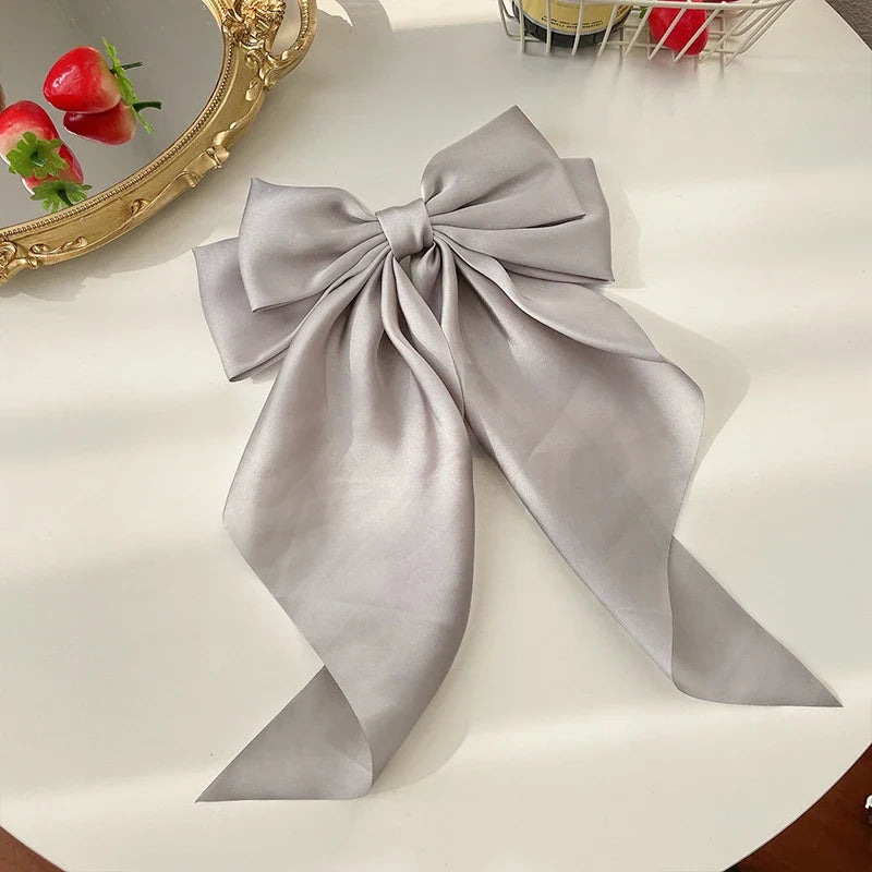 Klassieke haar accessoires in neutrale tinten