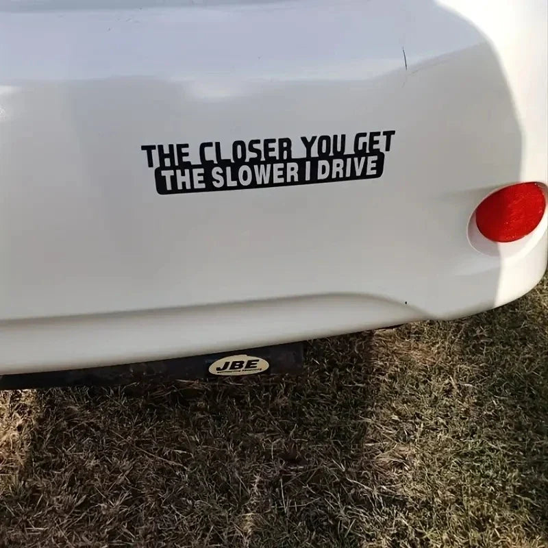 Auto stickers - Grappige tekst 'The Closer You Get The Slower I Drive' voor humor op de weg