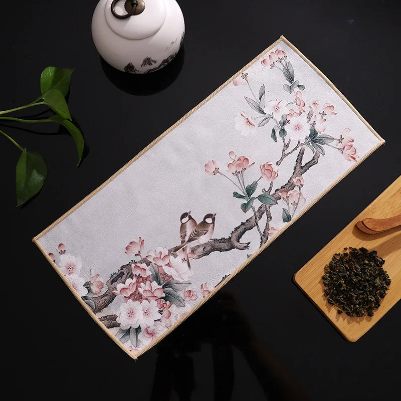Thee zetten met infuser, kan en kopjes