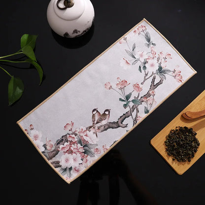 Thee zetten met infuser, kan en kopjes