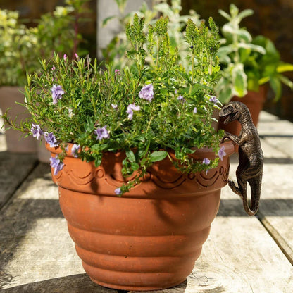 Decoratief insectenhotel als eco tuindecoratie