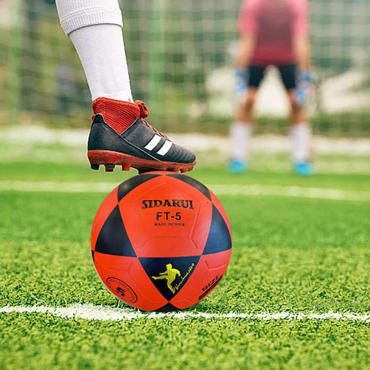 Straatvoetbal met goede grip op tegels