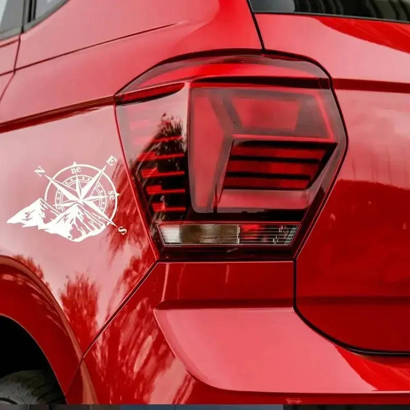 auto stickers - kompas en bergen design voor avontuurlijke rijders