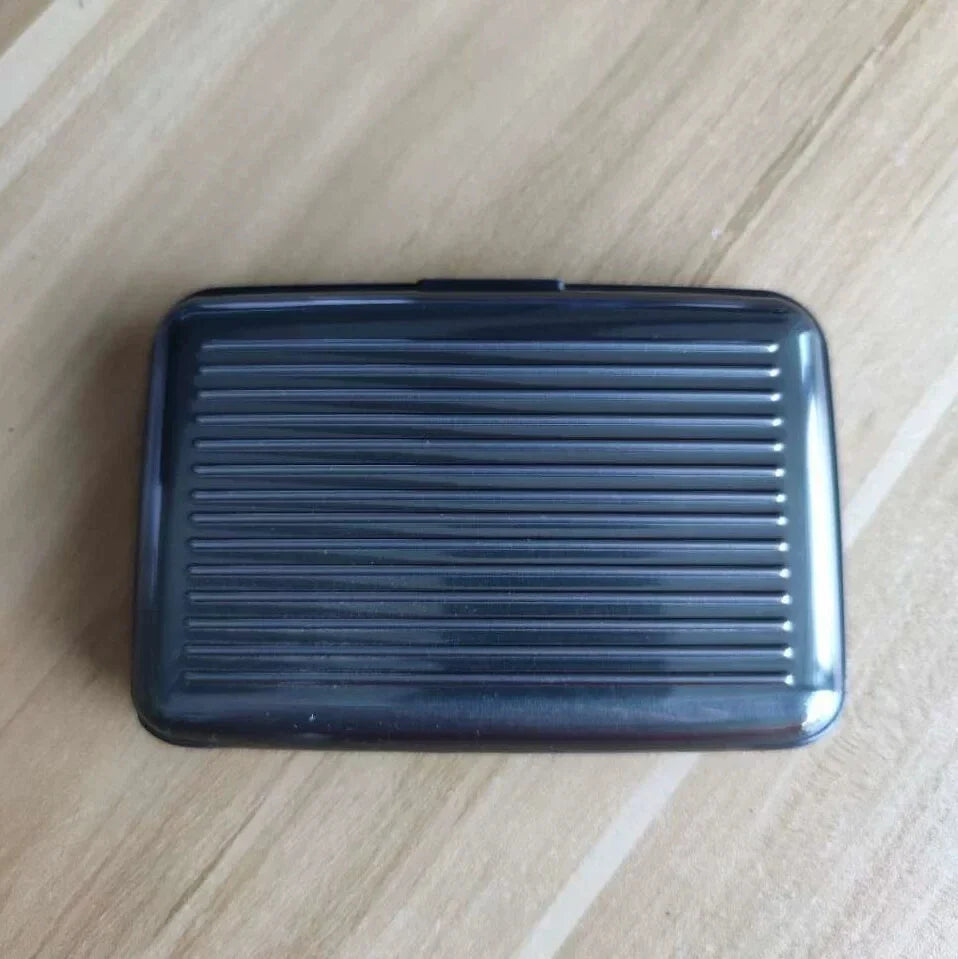 Pasjeshouder met RFID en metalen behuizing – Veiligheid en stijl