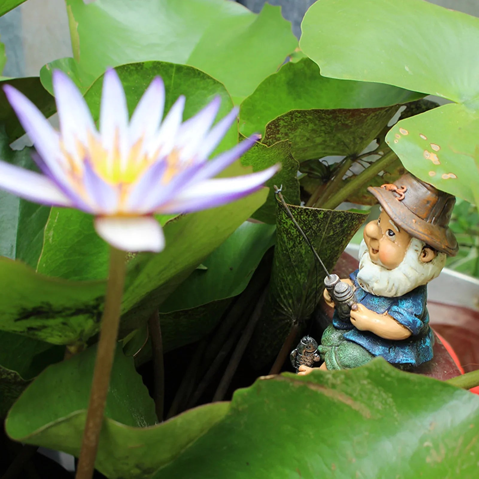Decoratief insectenhotel als eco tuindecoratie