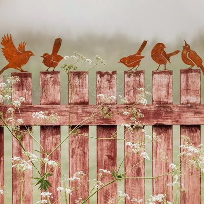 Kleurrijke bloempotten als tuindecoratie