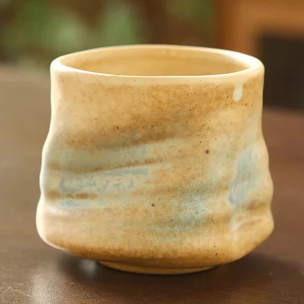 Traditionele theepot met rustieke glazuur