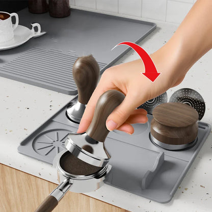 Geurige koffie serveren met stijlvolle waar