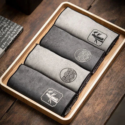 Thee accessoires van glas, hout en metaal