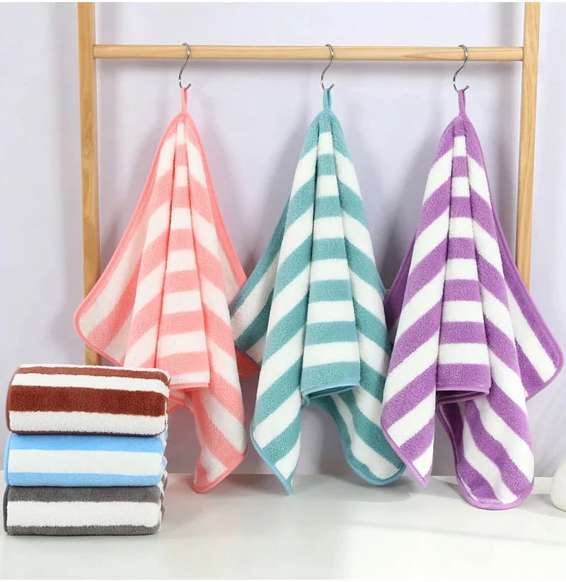 HEMA badhanddoek met strakke lijnen – Tijdloos design