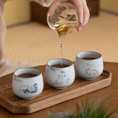 Thee drinken met elegant keramisch servies