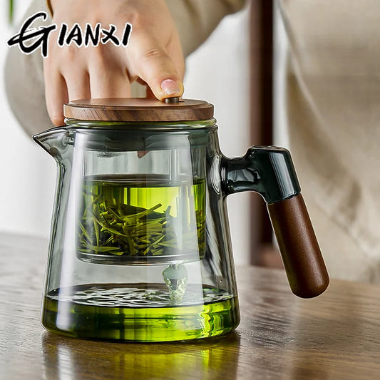 Thee zetten met gietijzeren theepot en accessoires