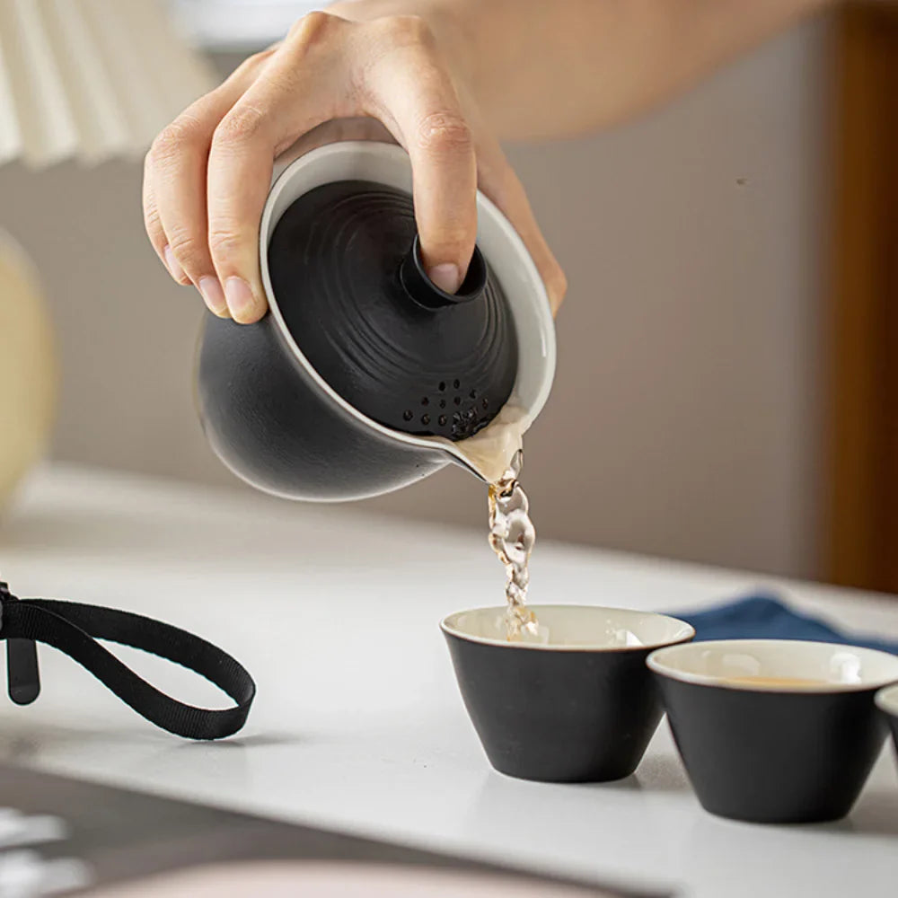 Theepot met geïntegreerde filter en schenktuit