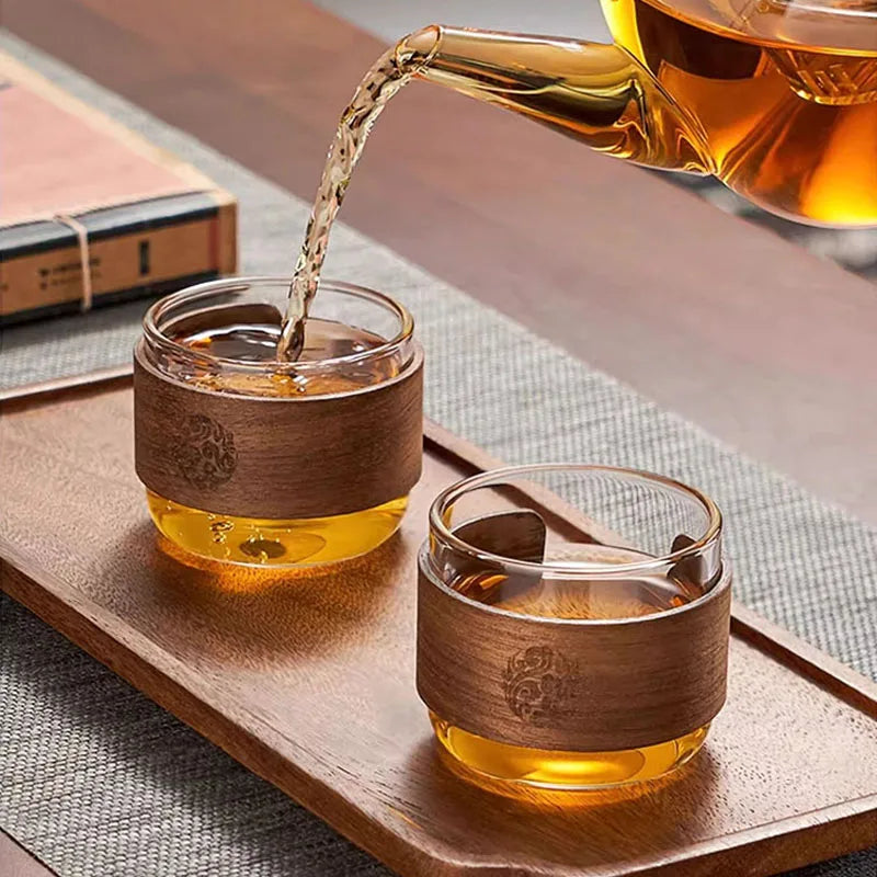 Theepot met geïntegreerde filter en schenktuit