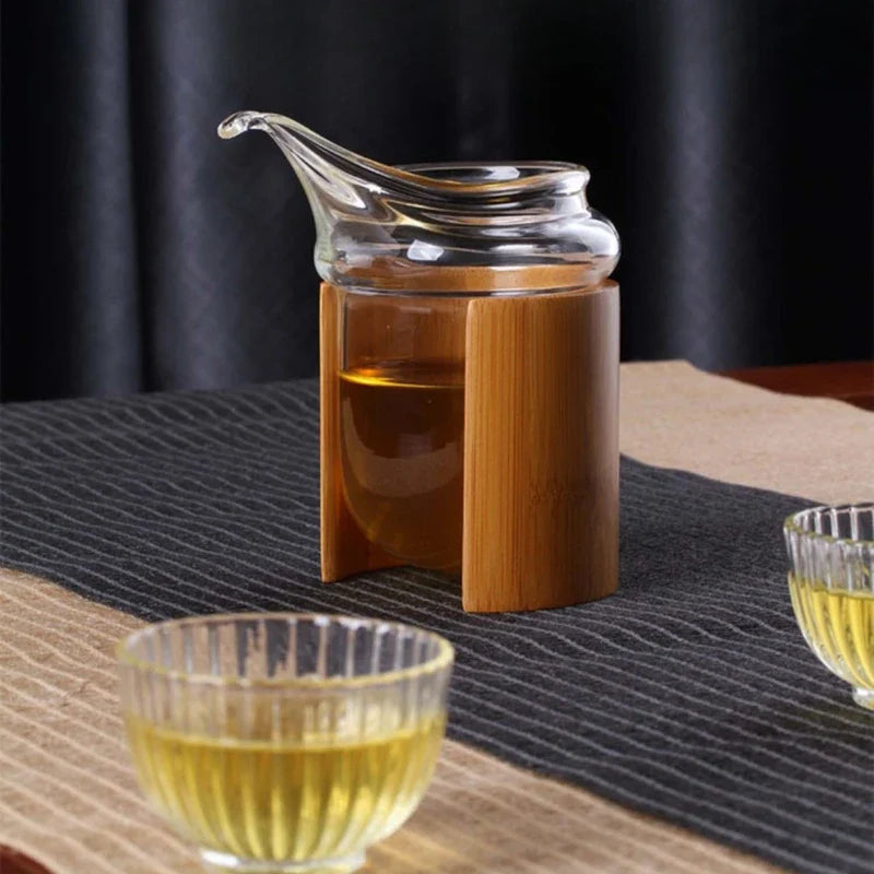 Elegante glazen theepot met metalen zeef