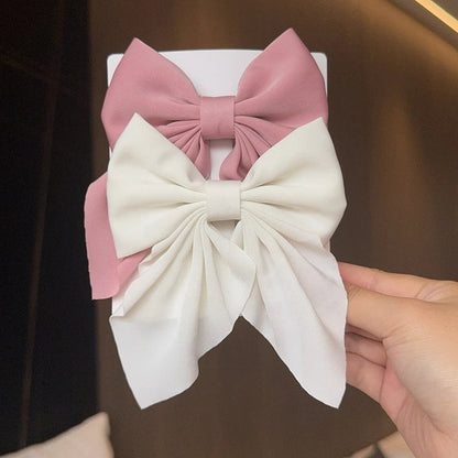 Klassieke haar accessoires in neutrale tinten