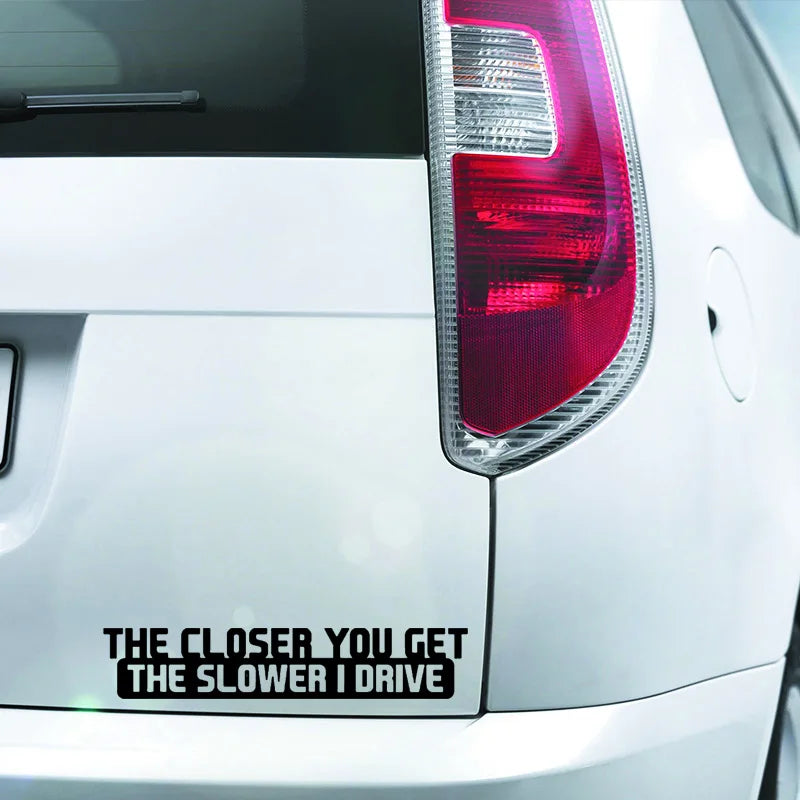 Auto stickers - Grappige tekst 'The Closer You Get The Slower I Drive' voor humor op de weg