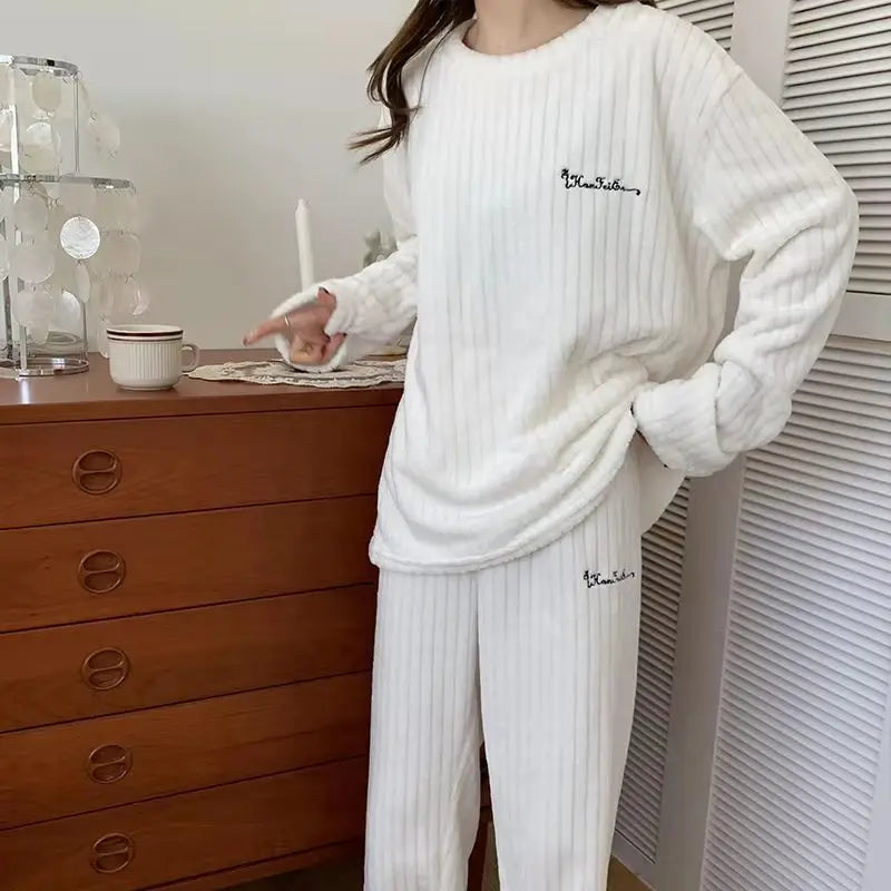 Dames pyjama met open halslijn