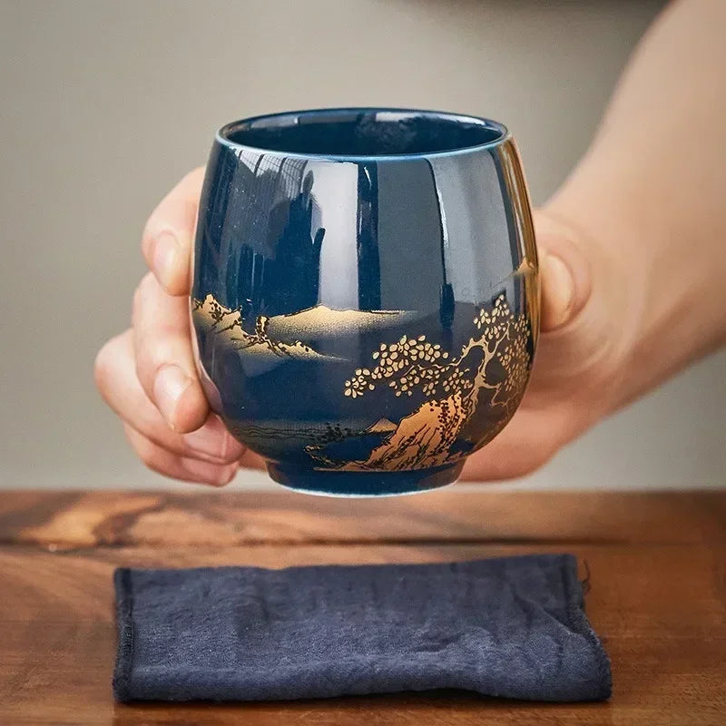 Thee zetten met infuser, kan en kopjes