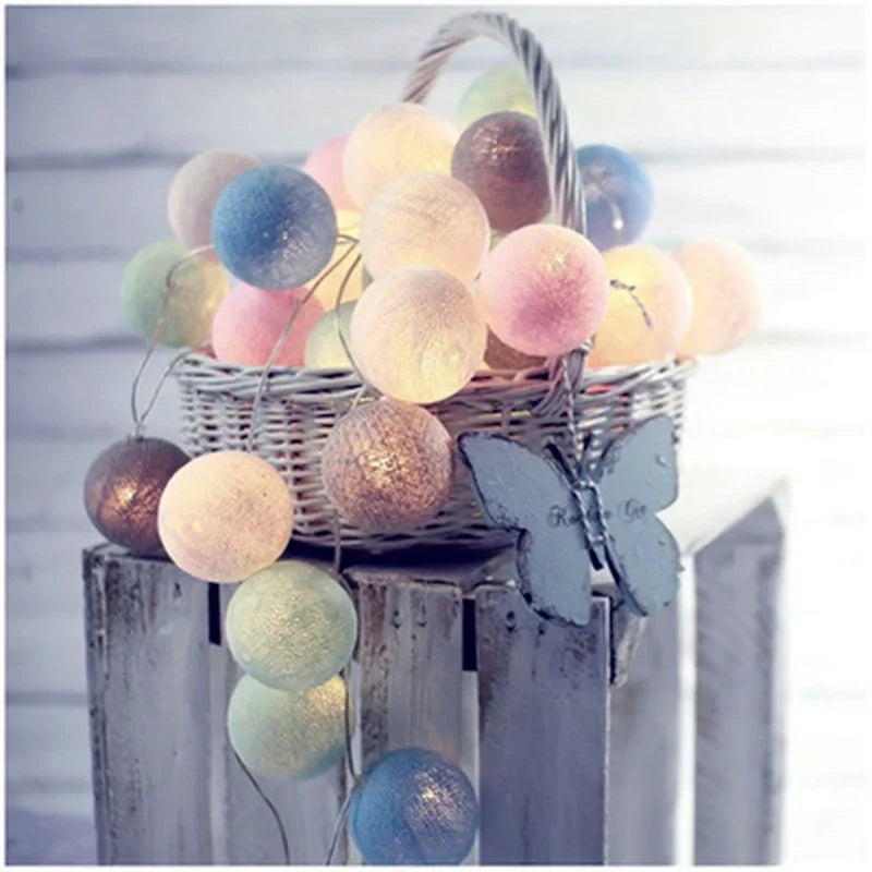 Licht slinger met witte bolletjes – Tijdloos en fris