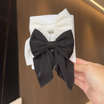 Haar accessoires met elegante knoop