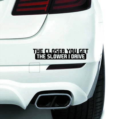 Auto stickers - Grappige tekst 'The Closer You Get The Slower I Drive' voor humor op de weg