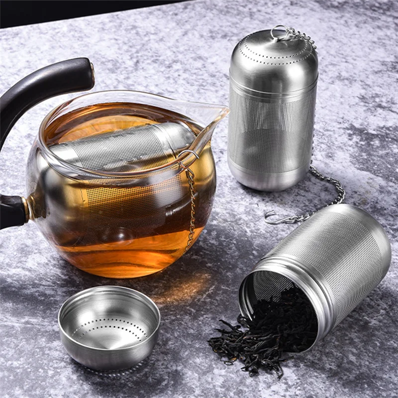 Thee zetten met infuser, kan en kopjes