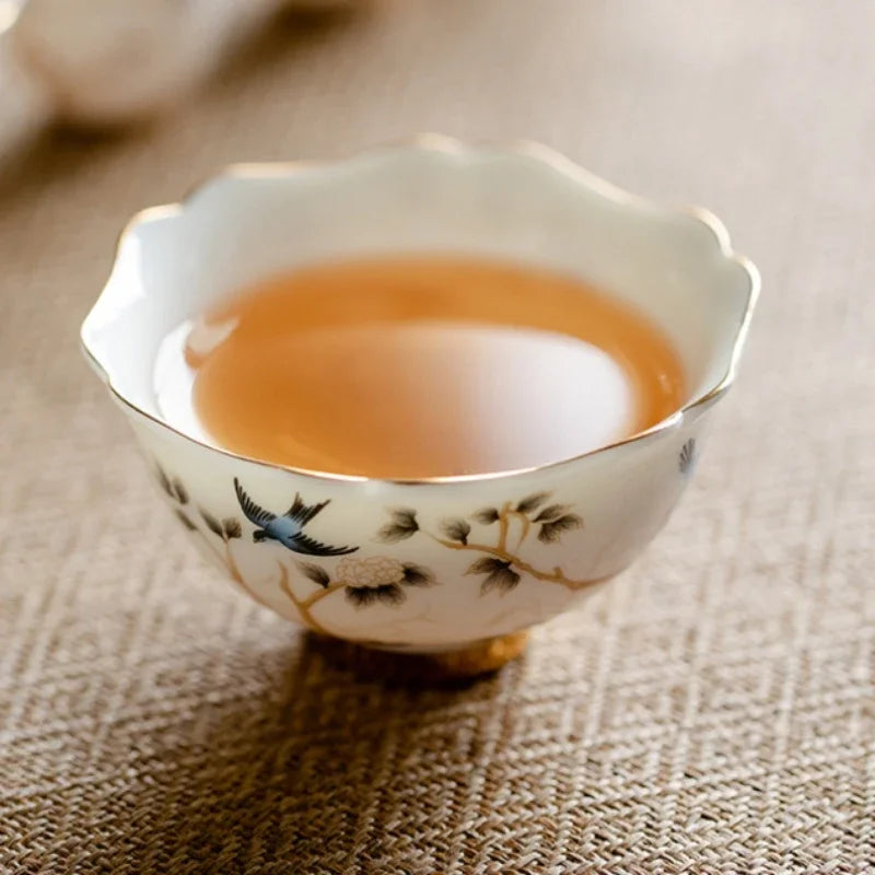 Thee drinken met stijlvolle glazen bekers