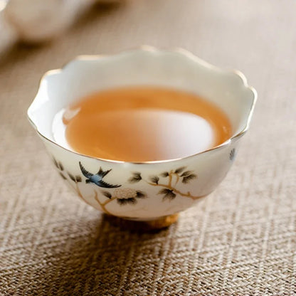 Thee drinken met stijlvolle glazen bekers