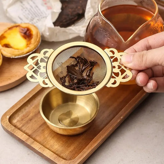 Thee zetten met infuser, kan en kopjes