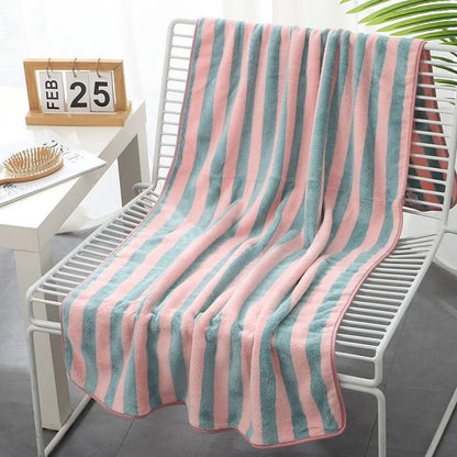 HEMA badhanddoek met strakke lijnen – Tijdloos design
