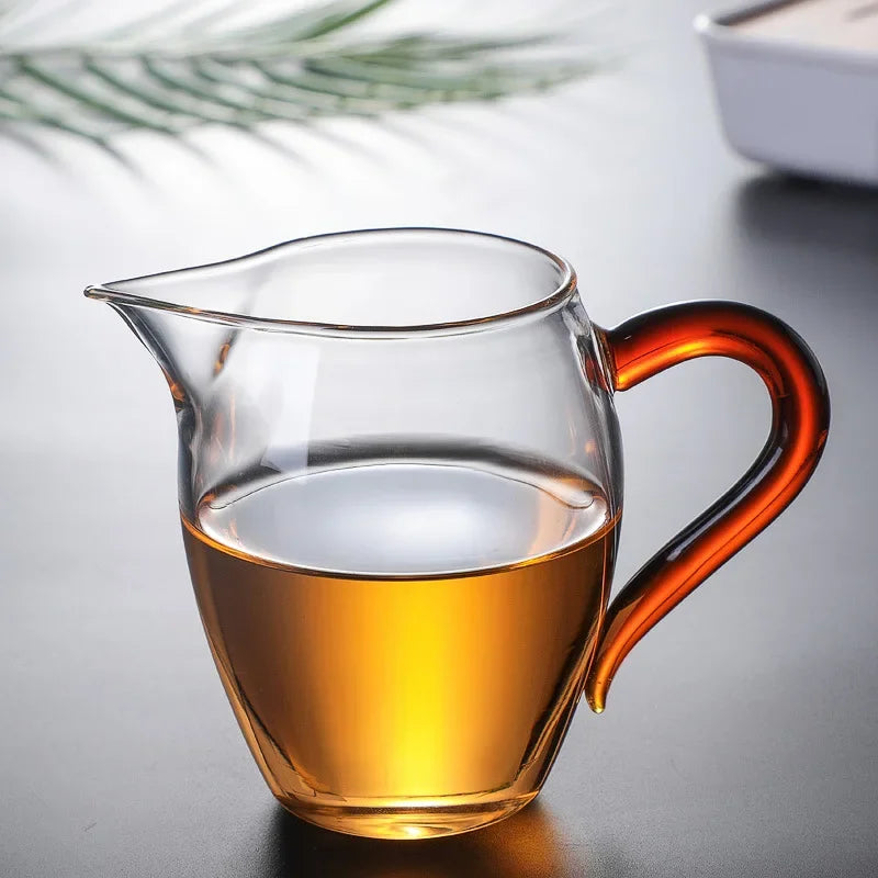 Zet thee met theepot, filter en serveertray