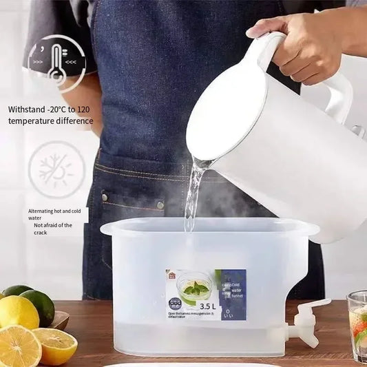 Drankdispenser met kleurrijke accenten – Vrolijke tafeldecoratie